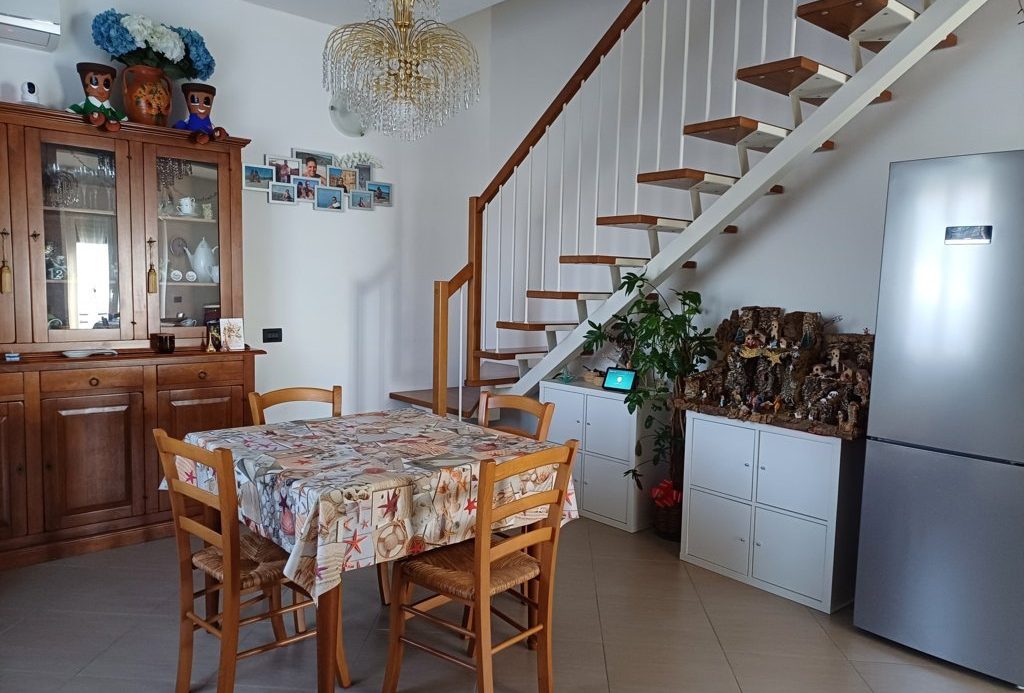 Semi-detached villa of 350 square meters with an unparalleled sea view just 800 meters from the splendid beaches of Lavagna