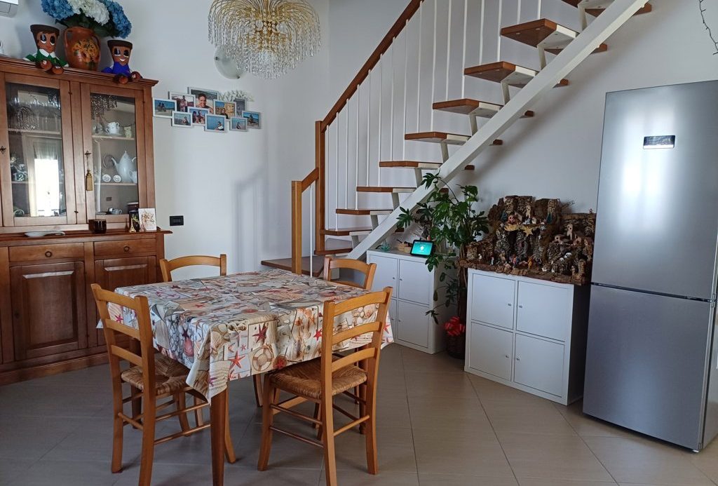Semi-detached villa of 350 square meters with an unparalleled sea view just 800 meters from the splendid beaches of Lavagna