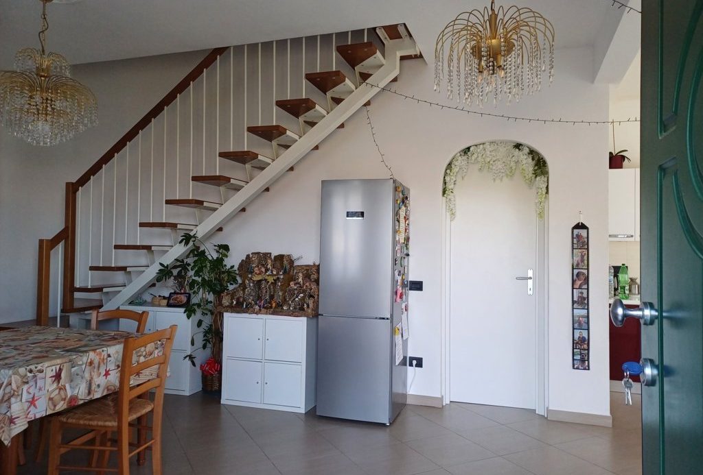Semi-detached villa of 350 square meters with an unparalleled sea view just 800 meters from the splendid beaches of Lavagna