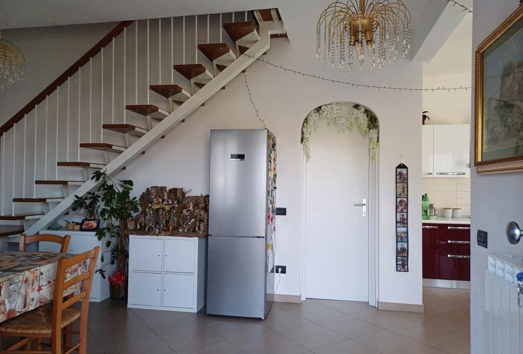 Semi-detached villa of 350 square meters with an unparalleled sea view just 800 meters from the splendid beaches of Lavagna