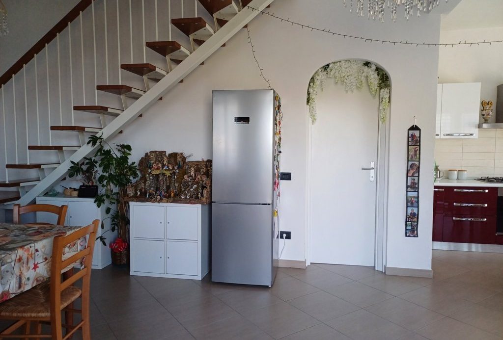 Semi-detached villa of 350 square meters with an unparalleled sea view just 800 meters from the splendid beaches of Lavagna