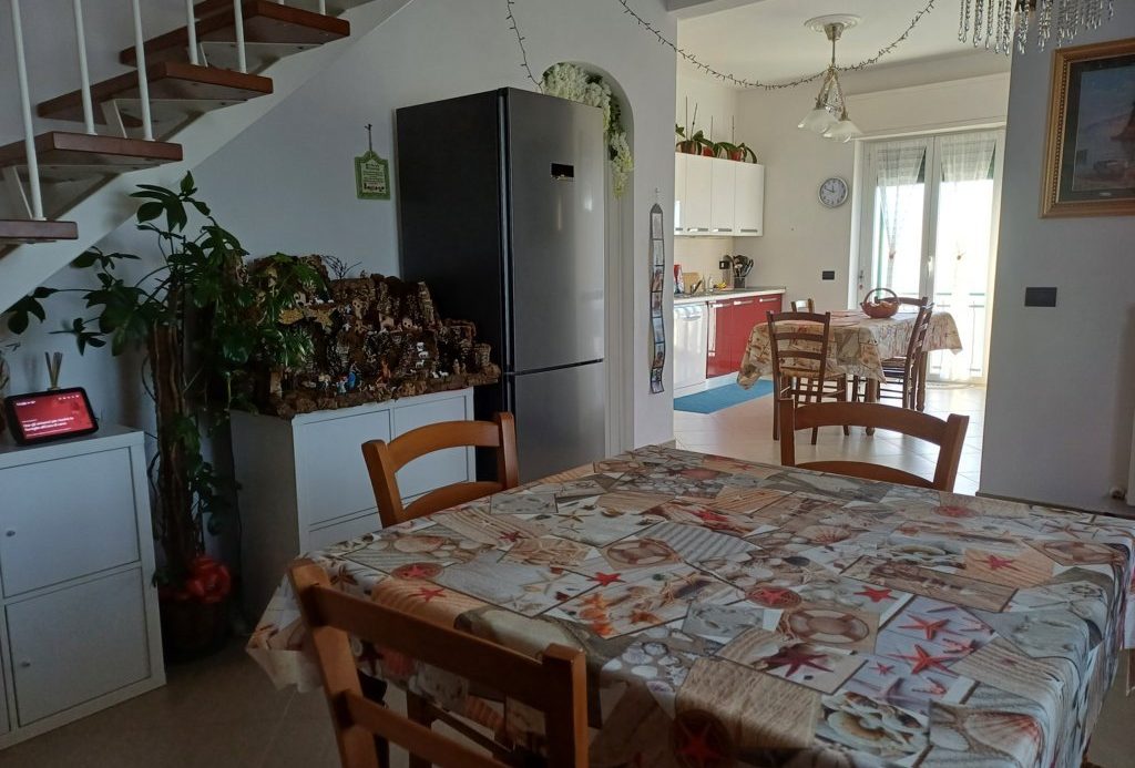 Semi-detached villa of 350 square meters with an unparalleled sea view just 800 meters from the splendid beaches of Lavagna