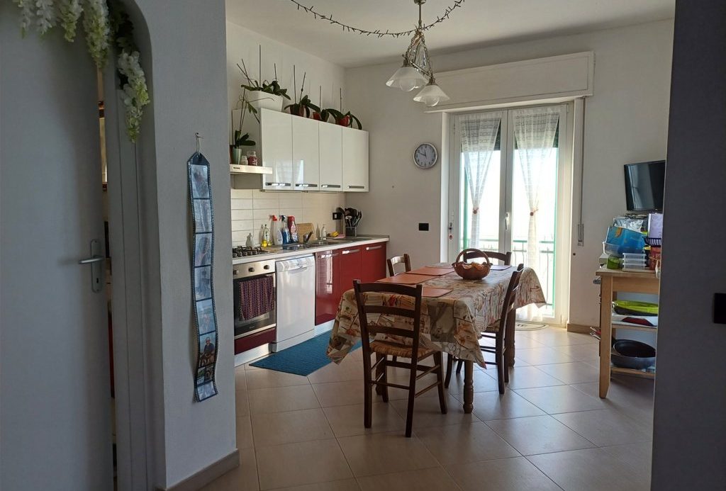 Semi-detached villa of 350 square meters with an unparalleled sea view just 800 meters from the splendid beaches of Lavagna