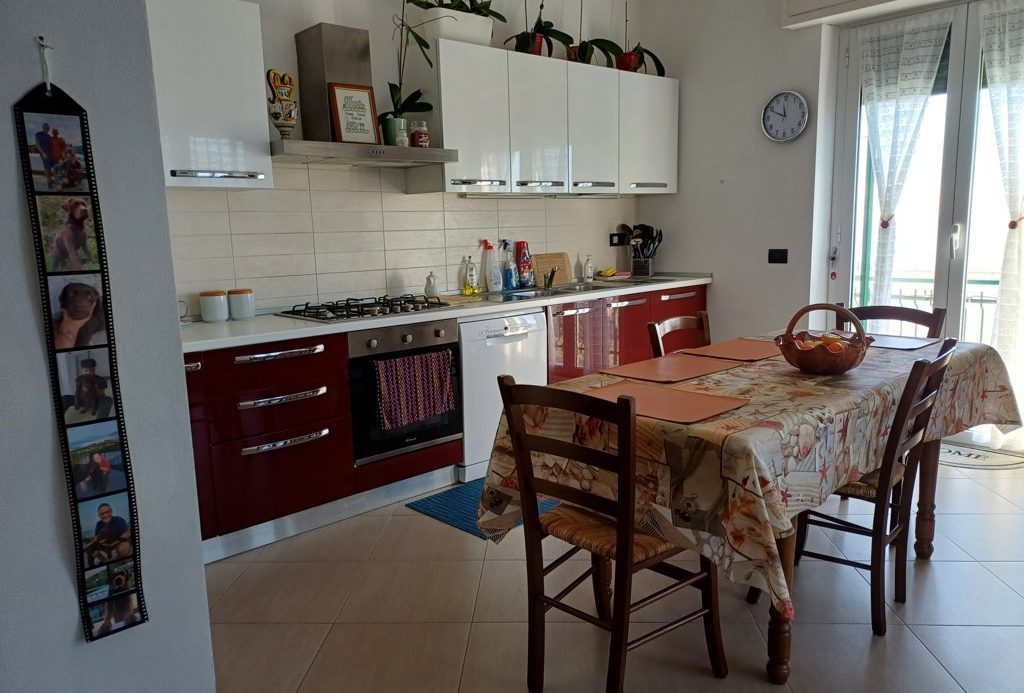 Semi-detached villa of 350 square meters with an unparalleled sea view just 800 meters from the splendid beaches of Lavagna
