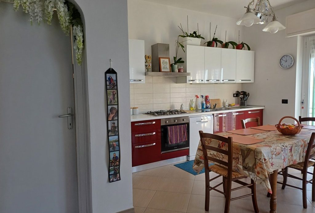Semi-detached villa of 350 square meters with an unparalleled sea view just 800 meters from the splendid beaches of Lavagna