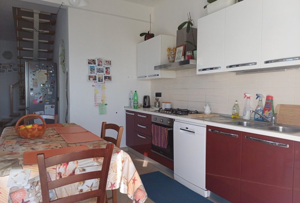Semi-detached villa of 350 square meters with an unparalleled sea view just 800 meters from the splendid beaches of Lavagna