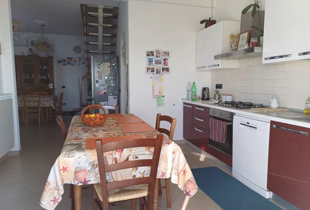 Semi-detached villa of 350 square meters with an unparalleled sea view just 800 meters from the splendid beaches of Lavagna