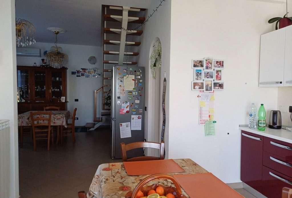 Semi-detached villa of 350 square meters with an unparalleled sea view just 800 meters from the splendid beaches of Lavagna