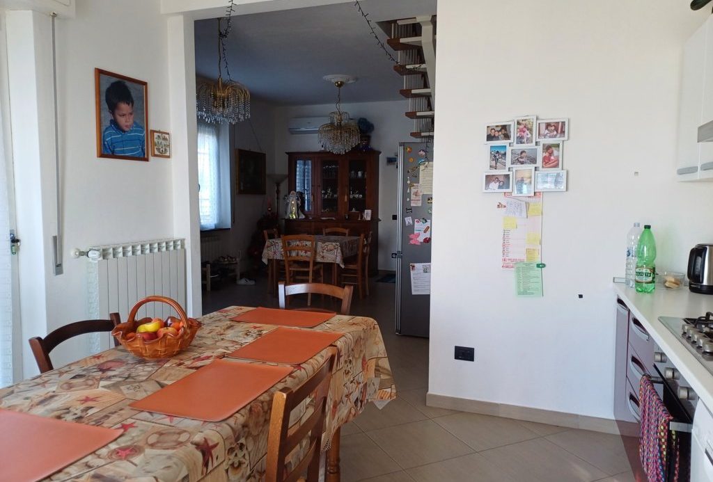 Semi-detached villa of 350 square meters with an unparalleled sea view just 800 meters from the splendid beaches of Lavagna