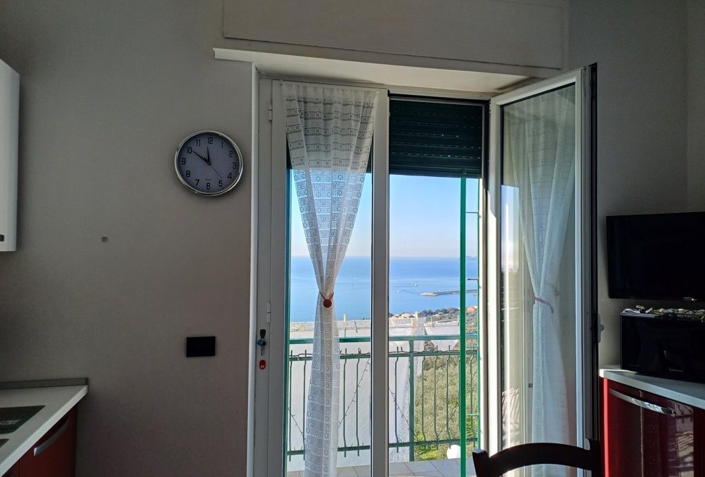 Semi-detached villa of 350 square meters with an unparalleled sea view just 800 meters from the splendid beaches of Lavagna