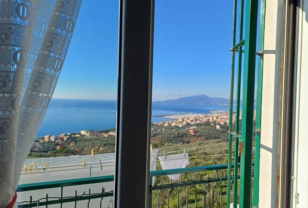 Semi-detached villa of 350 square meters with an unparalleled sea view just 800 meters from the splendid beaches of Lavagna