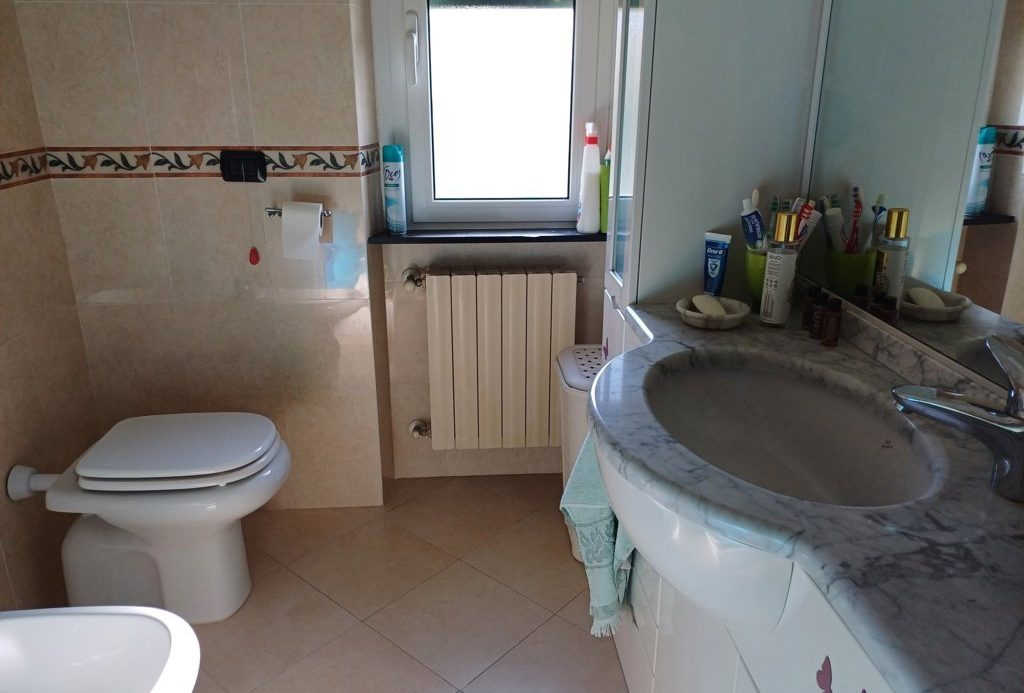Semi-detached villa of 350 square meters with an unparalleled sea view just 800 meters from the splendid beaches of Lavagna