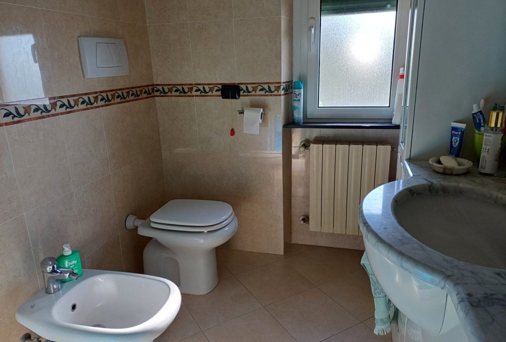 Semi-detached villa of 350 square meters with an unparalleled sea view just 800 meters from the splendid beaches of Lavagna