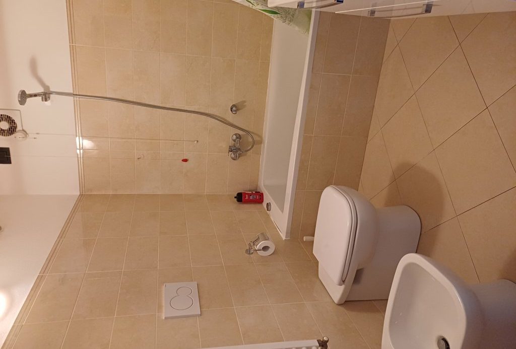Semi-detached villa of 350 square meters with an unparalleled sea view just 800 meters from the splendid beaches of Lavagna