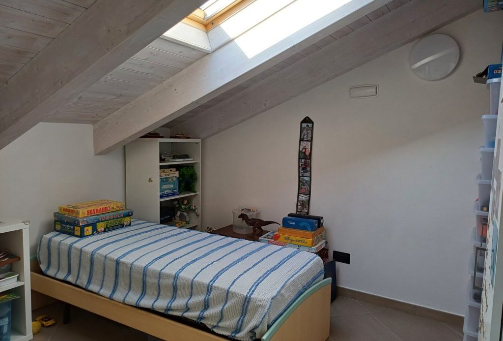 Semi-detached villa of 350 square meters with an unparalleled sea view just 800 meters from the splendid beaches of Lavagna