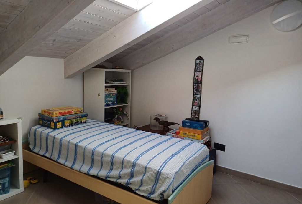 Semi-detached villa of 350 square meters with an unparalleled sea view just 800 meters from the splendid beaches of Lavagna