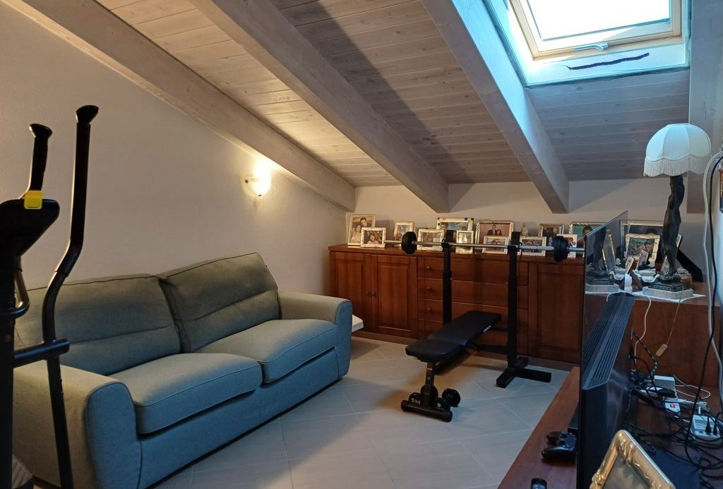 Semi-detached villa of 350 square meters with an unparalleled sea view just 800 meters from the splendid beaches of Lavagna
