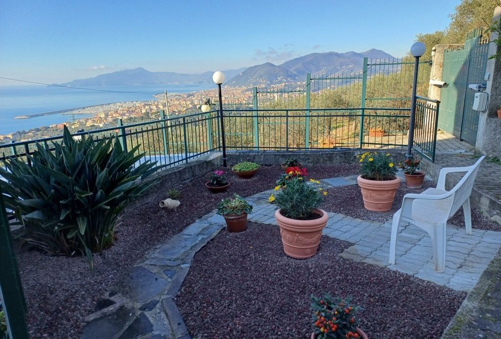 Semi-detached villa of 350 square meters with an unparalleled sea view just 800 meters from the splendid beaches of Lavagna