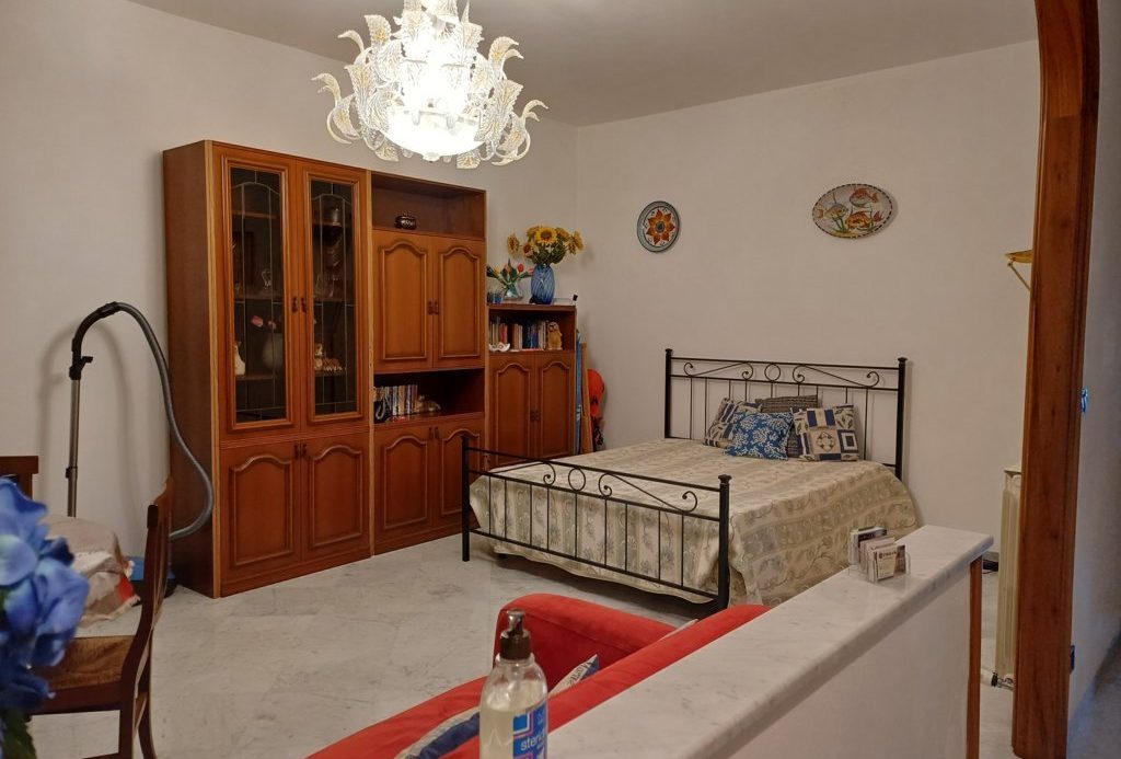 Semi-detached villa of 350 square meters with an unparalleled sea view just 800 meters from the splendid beaches of Lavagna