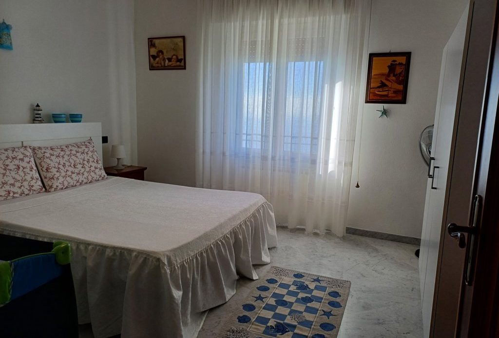 Semi-detached villa of 350 square meters with an unparalleled sea view just 800 meters from the splendid beaches of Lavagna