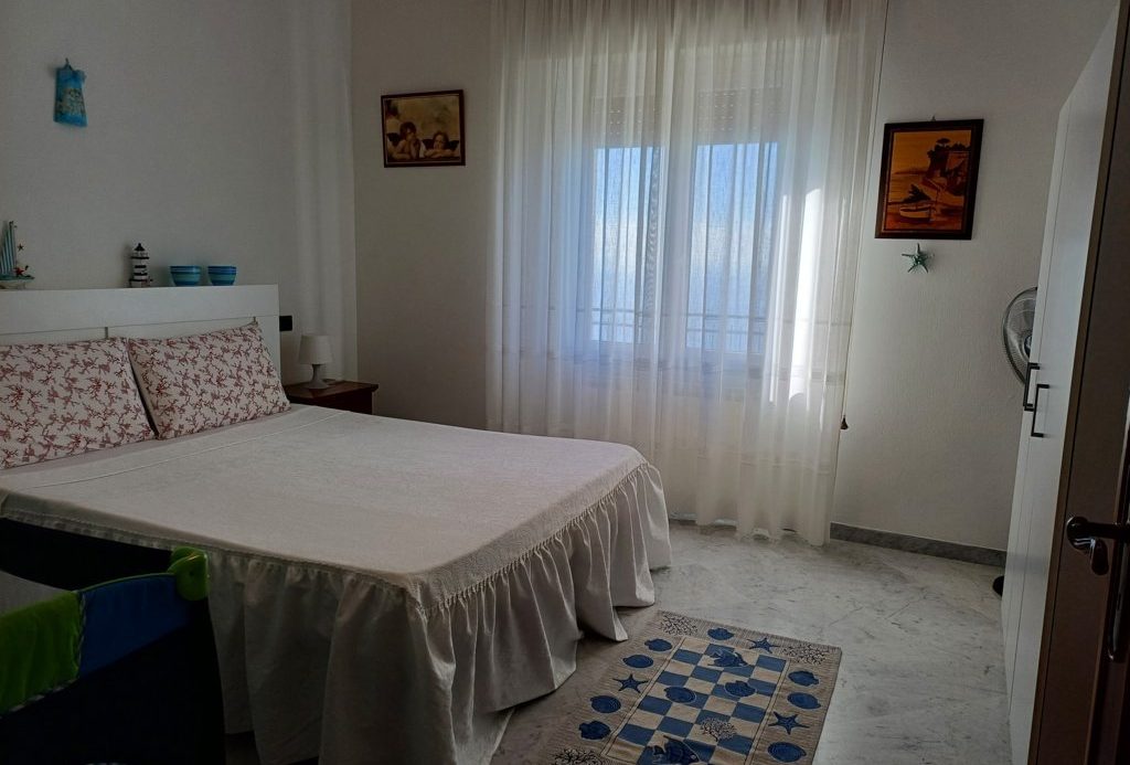 Semi-detached villa of 350 square meters with an unparalleled sea view just 800 meters from the splendid beaches of Lavagna