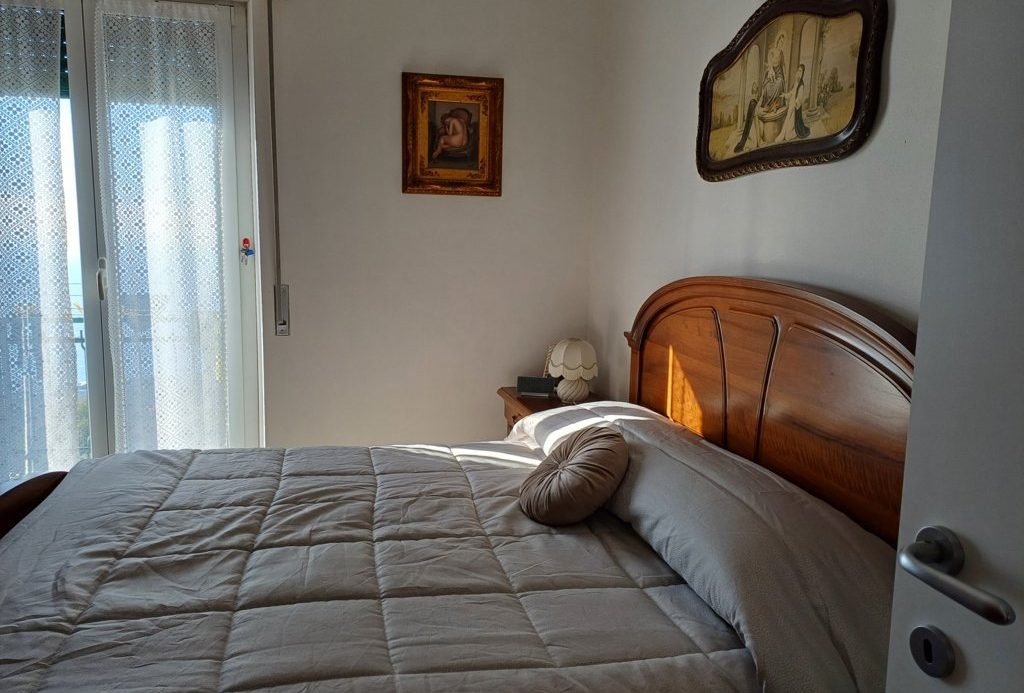 Semi-detached villa of 350 square meters with an unparalleled sea view just 800 meters from the splendid beaches of Lavagna
