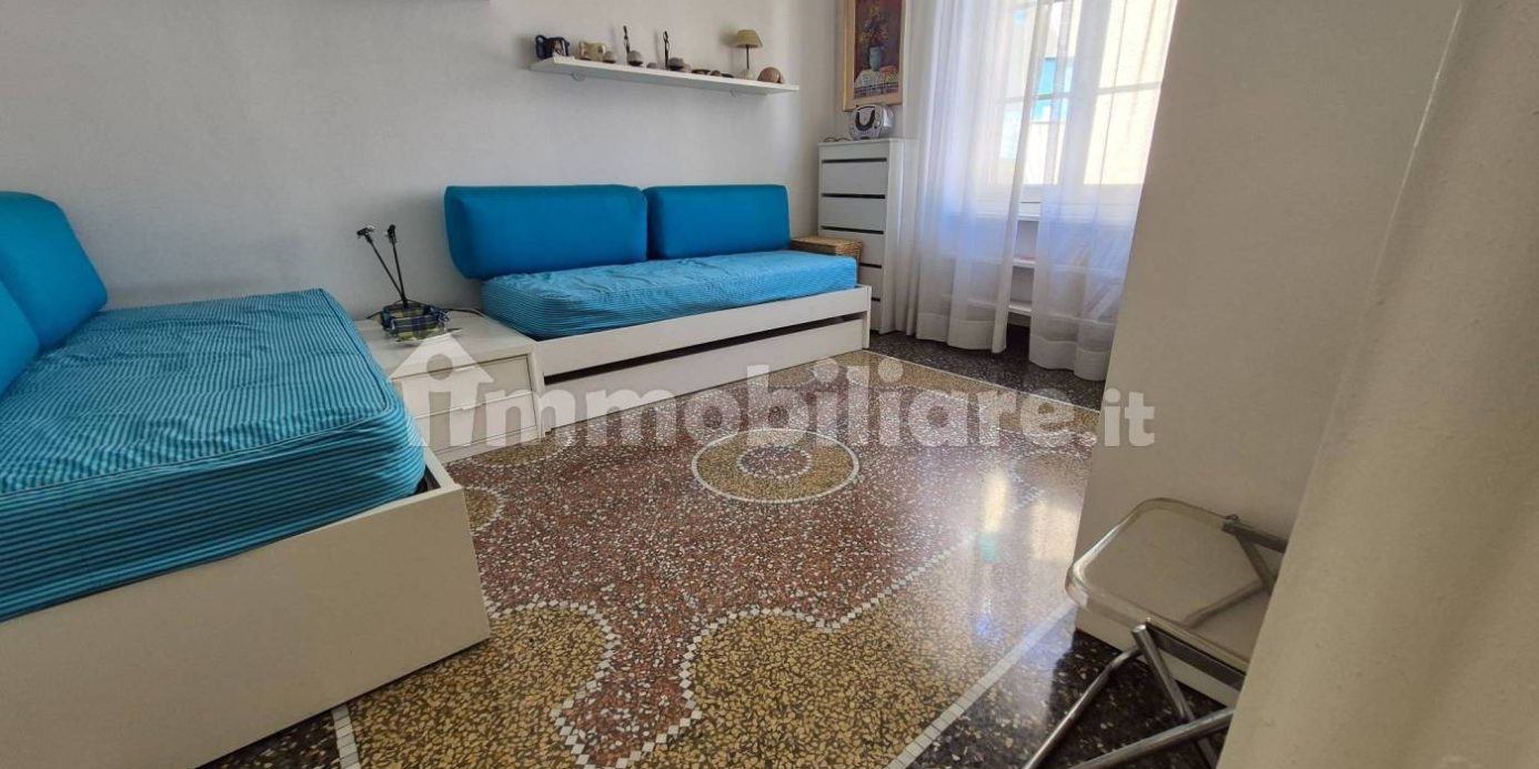 Four-room apartment – Convenient to the sea and center