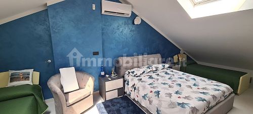 Terraced house of 242 square meters. Completely renovated with recovery of the attic