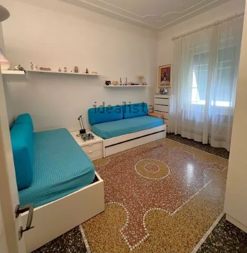 Four-room apartment – Convenient to the sea and center