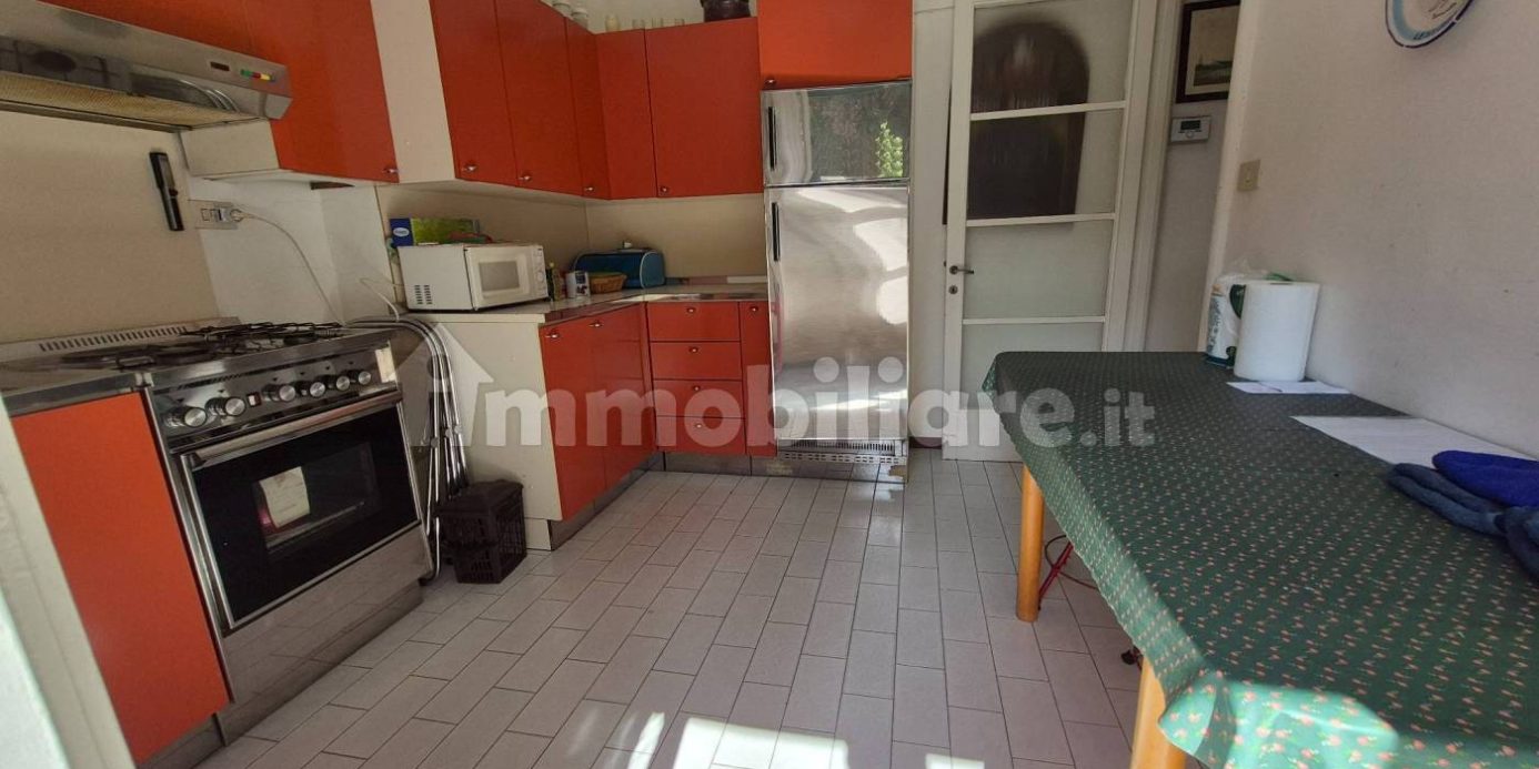 Four-room apartment – Convenient to the sea and center