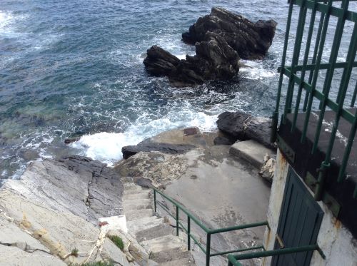 Detached villa on the most pristine cliff of the Tigullio Gulf, with private access to the sea.