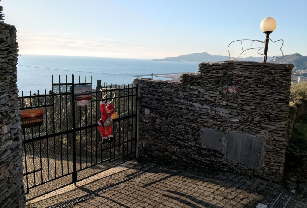 Semi-detached villa of 350 square meters with an unparalleled sea view just 800 meters from the splendid beaches of Lavagna