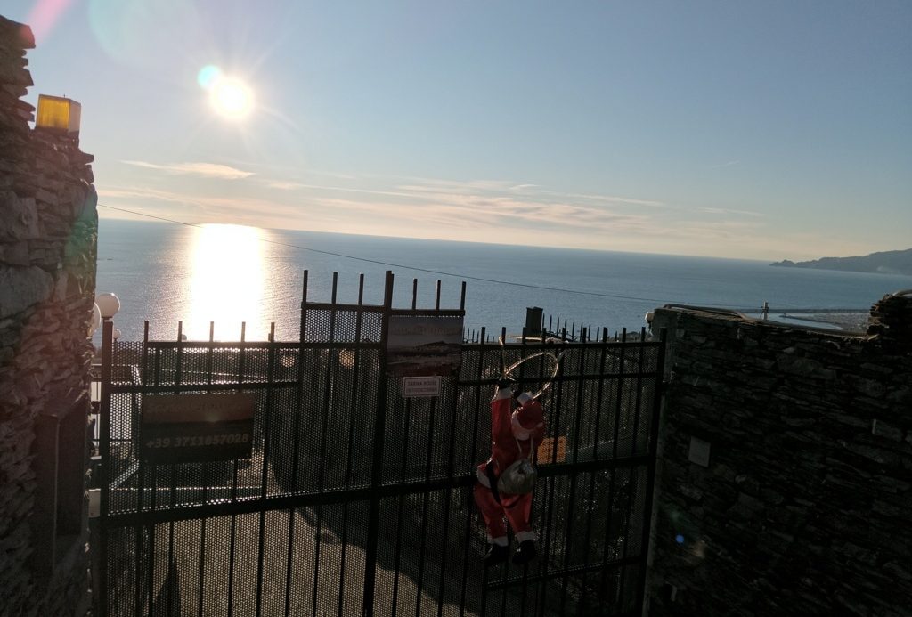 Semi-detached villa of 350 square meters with an unparalleled sea view just 800 meters from the splendid beaches of Lavagna