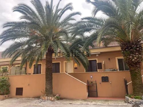 Terraced house of 242 square meters. Completely renovated with recovery of the attic