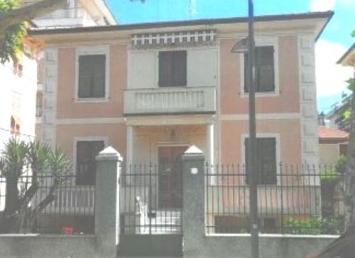 Semi-detached villa – In a convenient and quiet area