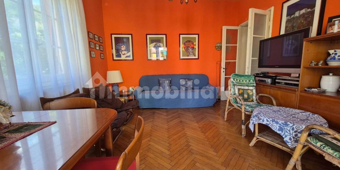 Four-room apartment – Convenient to the sea and center
