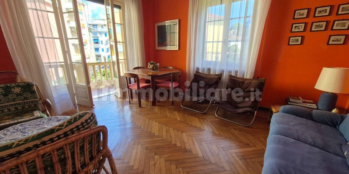 Four-room apartment – Convenient to the sea and center