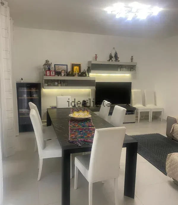 Terraced house of 242 square meters. Completely renovated with recovery of the attic