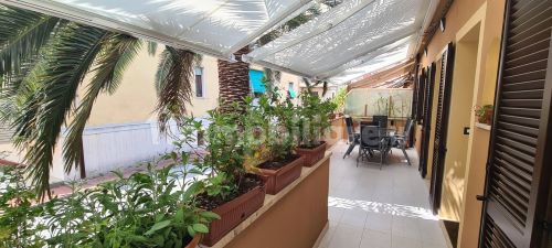 Terraced house of 242 square meters. Completely renovated with recovery of the attic