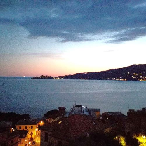 Rif. 5001 – Zoagli – Via Solari e Queirolo – In un angolo di paradiso del castello Saraceno di Zoagli – Trilocale con una vista mare mozzafiato sul Golfo del Tigullio – Lontano dal traffico veicolare