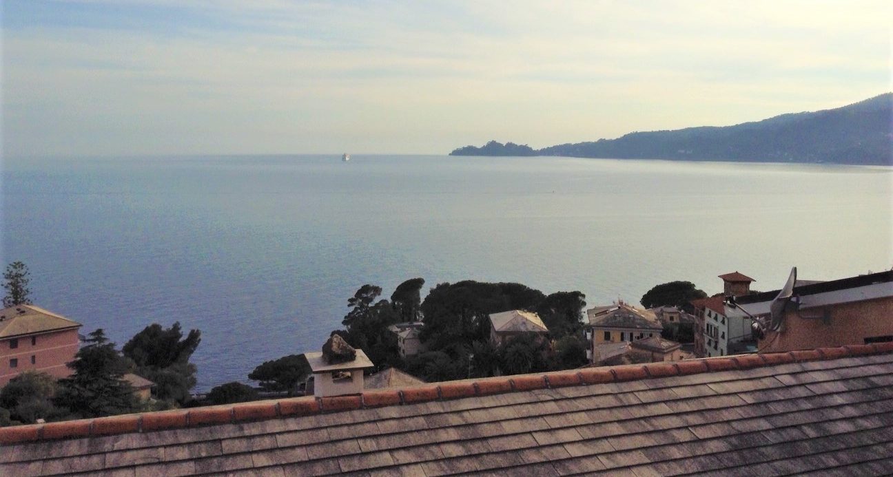 In un angolo di paradiso del castello Saraceno di Zoagli – Trilocale con una vista mare mozzafiato sul Golfo del Tigullio