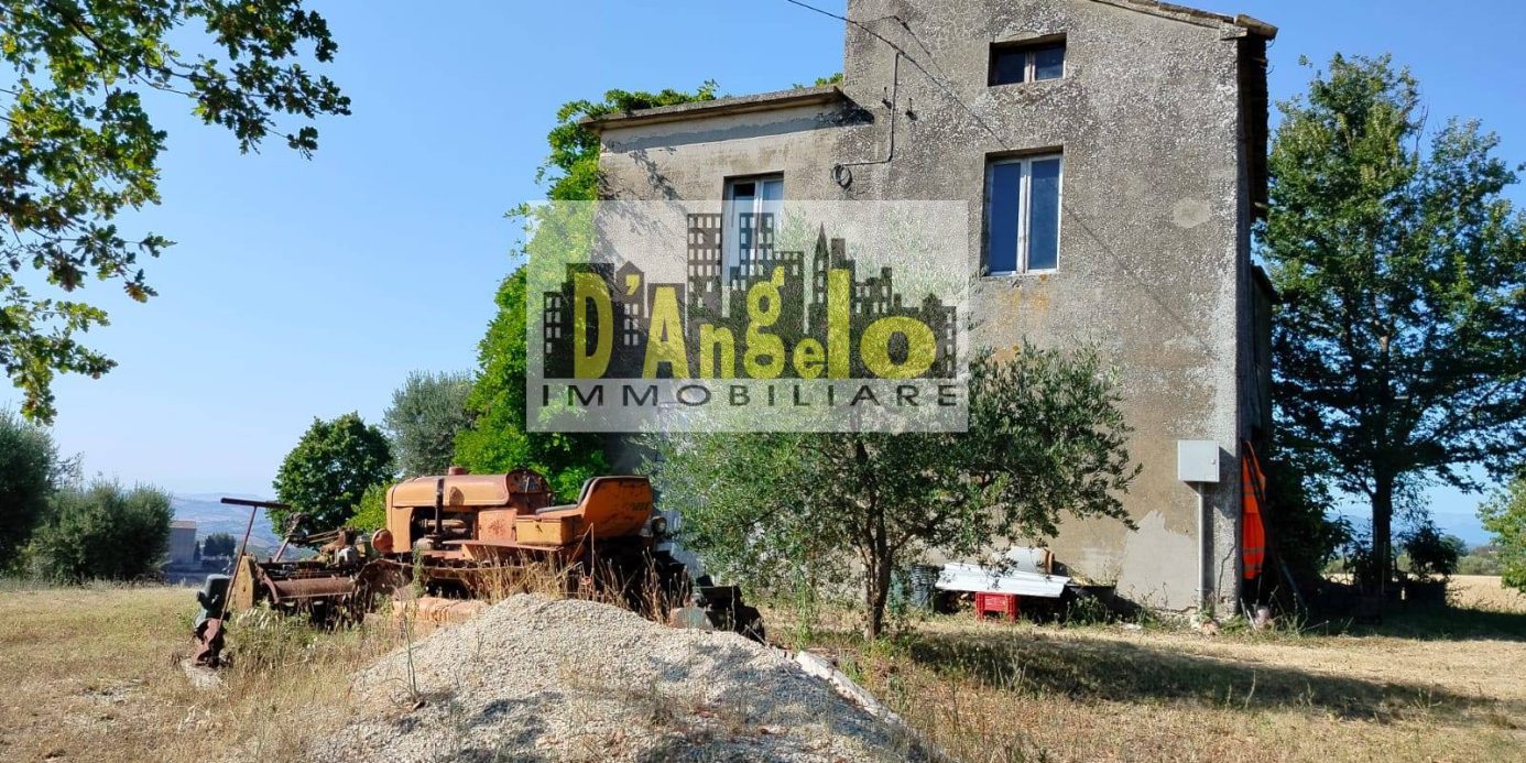 Charming Hilltop Farmhouse with Land and Panoramic Views – Offida