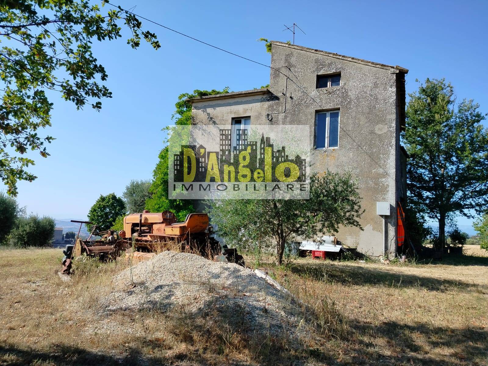 Charming Hilltop Farmhouse with Land and Panoramic Views – Offida