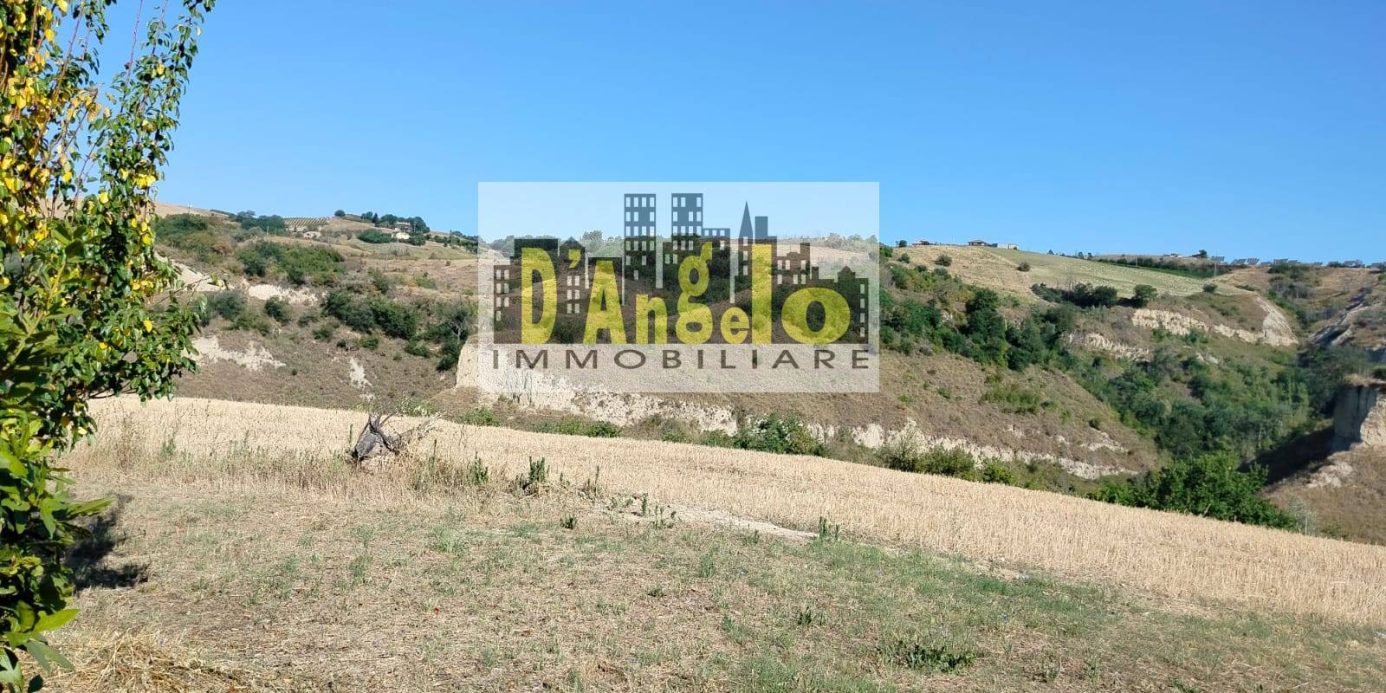 Charming Hilltop Farmhouse with Land and Panoramic Views – Offida