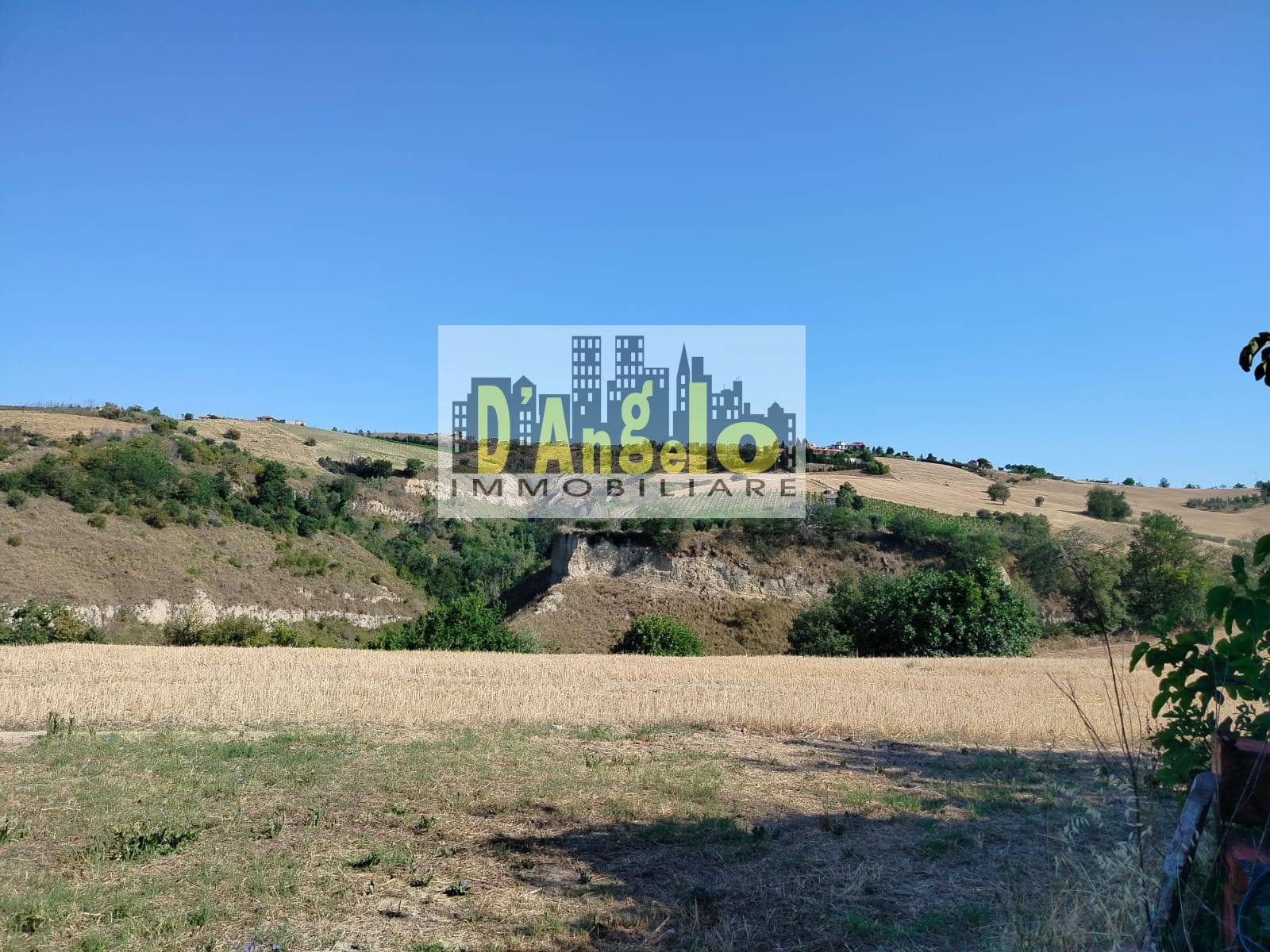 Charming Hilltop Farmhouse with Land and Panoramic Views – Offida