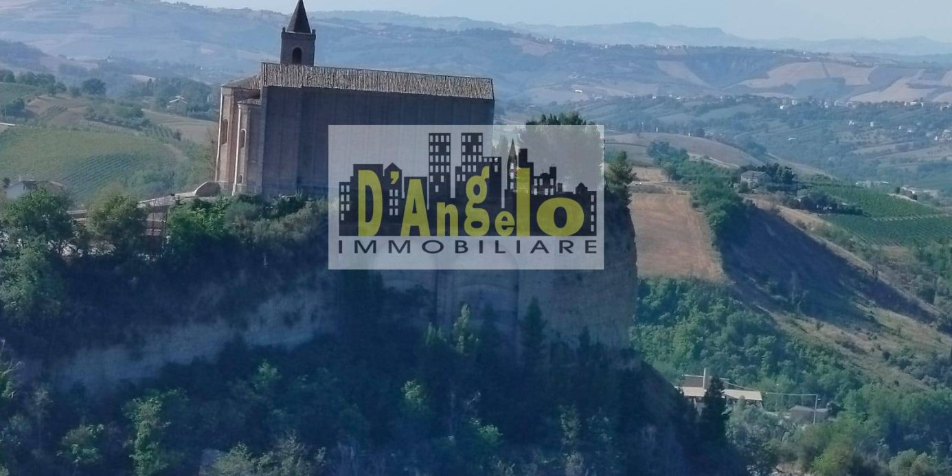 Charming Hilltop Farmhouse with Land and Panoramic Views – Offida