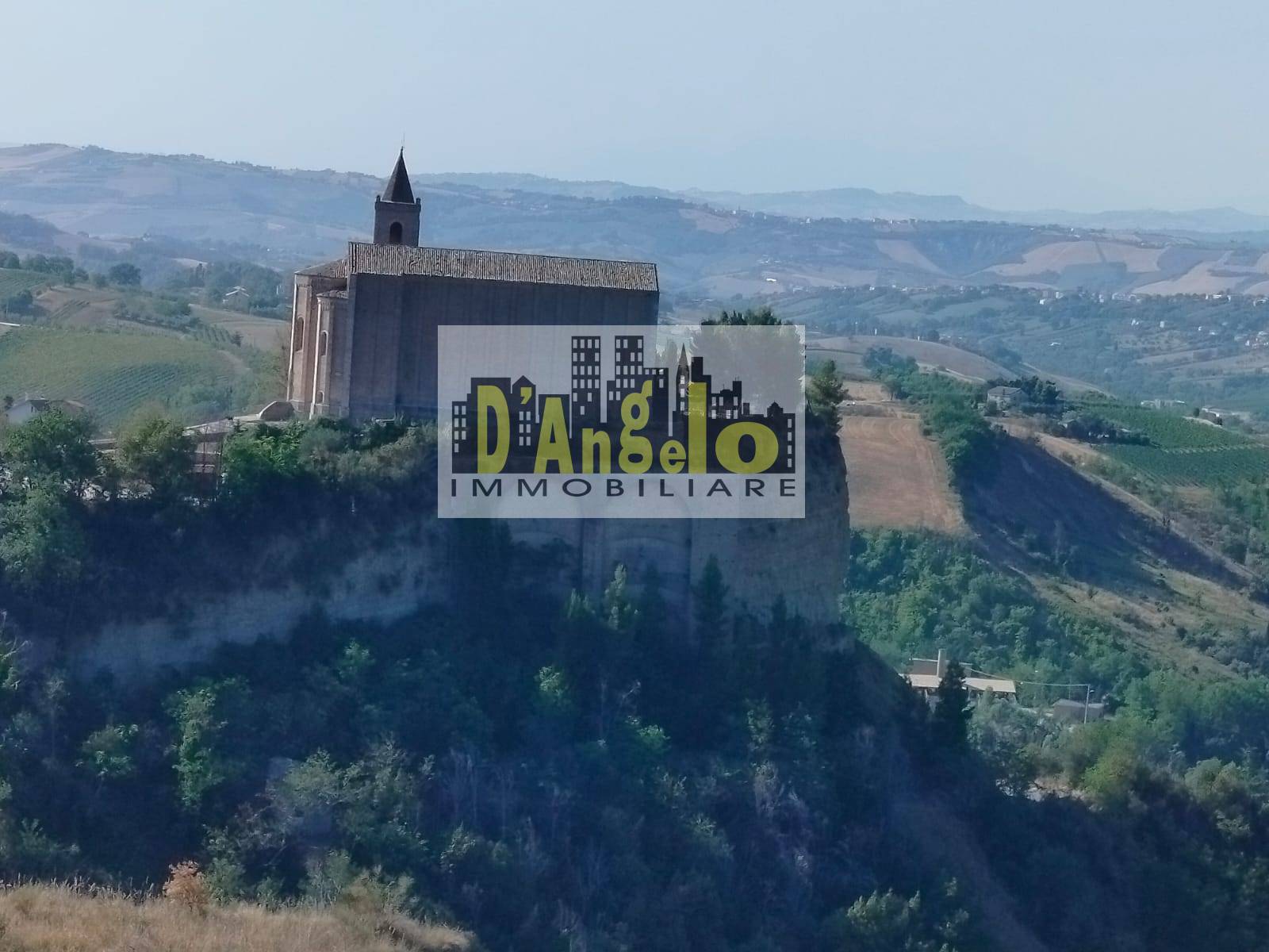 Charming Hilltop Farmhouse with Land and Panoramic Views – Offida