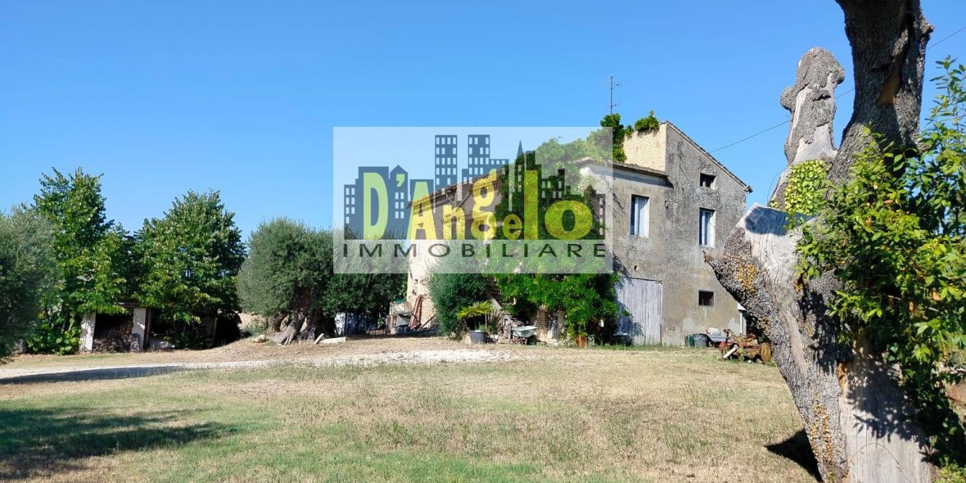 Charming Hilltop Farmhouse with Land and Panoramic Views – Offida