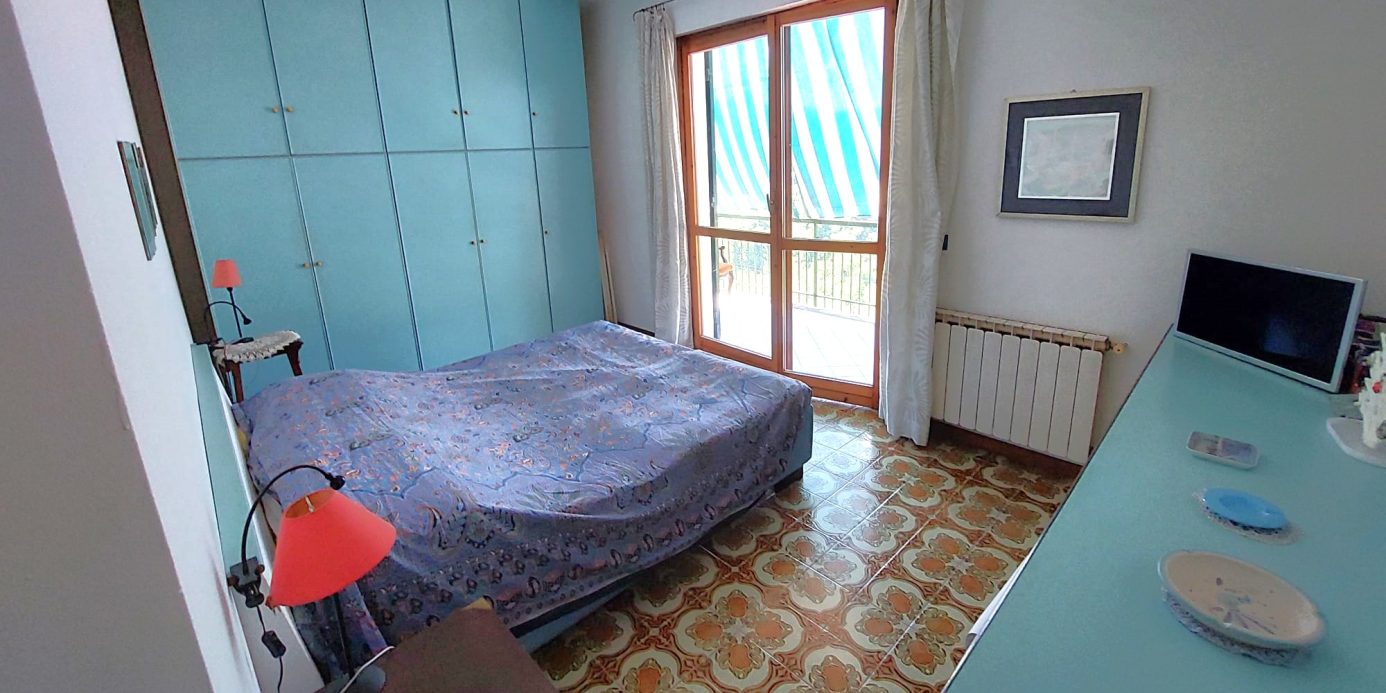 Penthouse in a semi-detached villa with independent entrance, terrace on the floor and garden