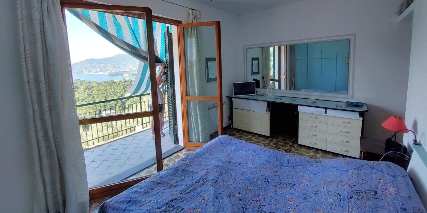 Penthouse in a semi-detached villa with independent entrance, terrace on the floor and garden